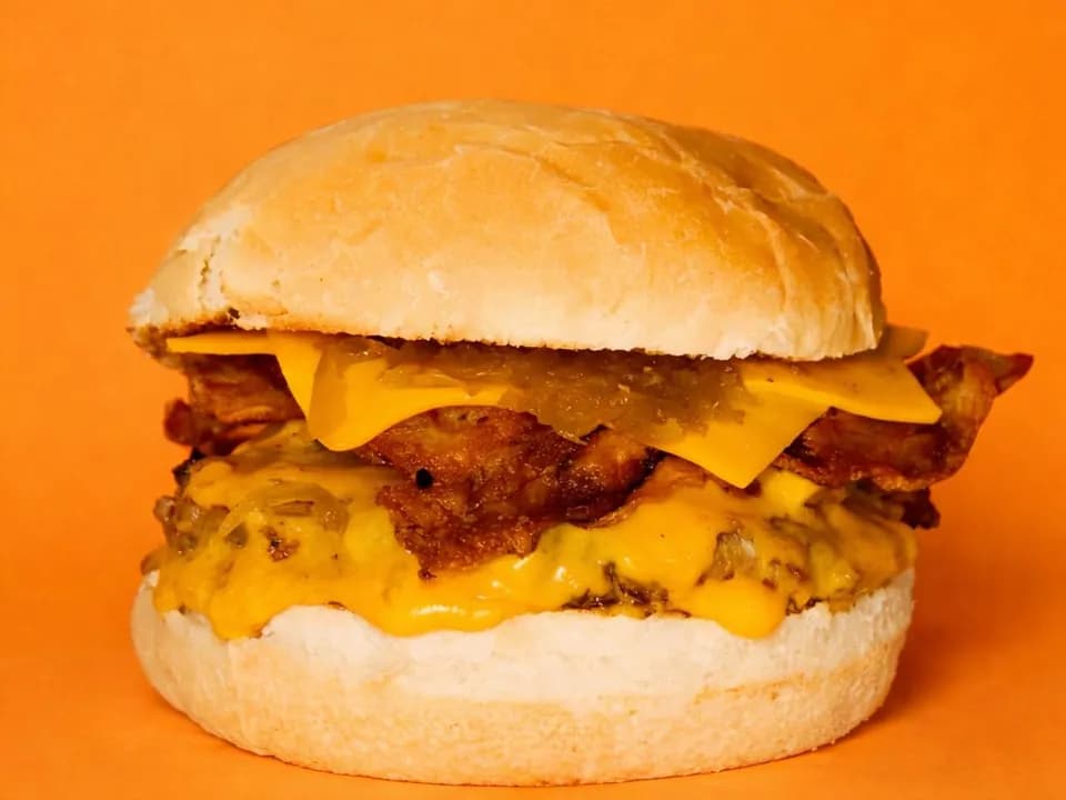 Hamburguesa con cheddar y panceta crocante