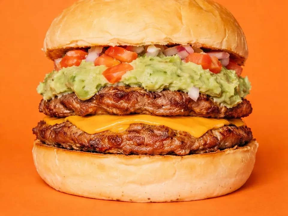 Hamburguesa doble con guacamole, cheddar y tomate